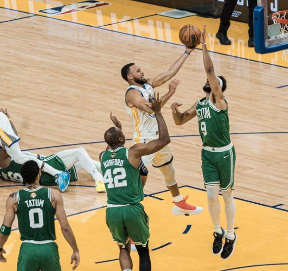 博鱼电竞平台-绿军88分创季后赛新低 勇士防守全面升级强势反弹